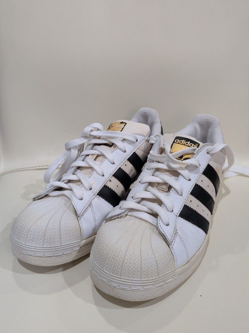 adidas Superstar (US Men 6.5 | White) (Category: Sneakers) located in Quezon City. Submitted by andybanson (Listing ID 1391312476, Image 1). Description: Back in the day they were the go-to basketball low top. Today they're a streetwear icon. These shoes celebrate 50 years of the adidas Superstar. From the classic shell toe to the serrated 3-Stripes, this anniversary edition honours an unmistakable adidas design. Built on a comfortable rubber cup