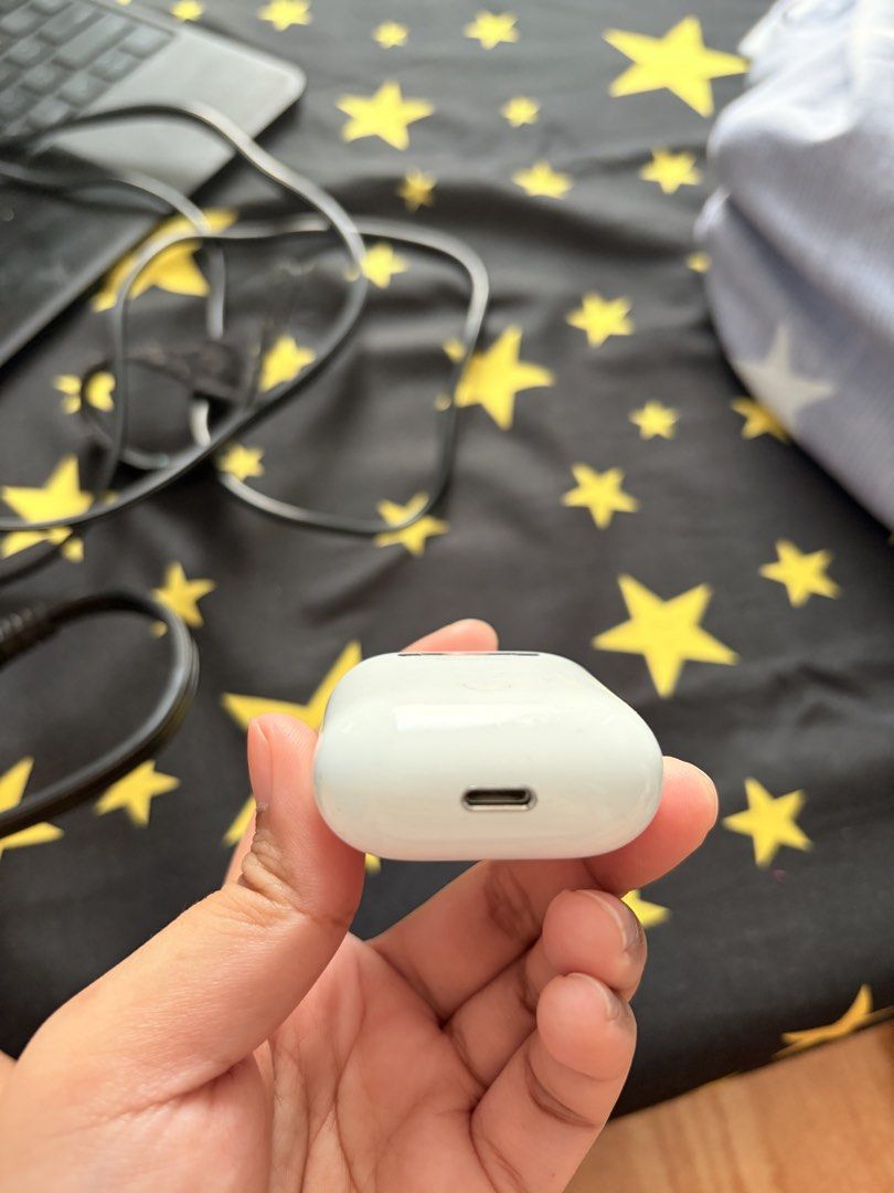 Apple AirPods (2nd Gen) with Charging Case (Category: Earphones) located in Manila. Submitted by alexapaulinooo (Listing ID 1440953051, Image 3). Description: - Apple AirPods gen 2 - Includes charging case - Wireless connectivity - USB-C charging port for the case - Ideal for music and calls.