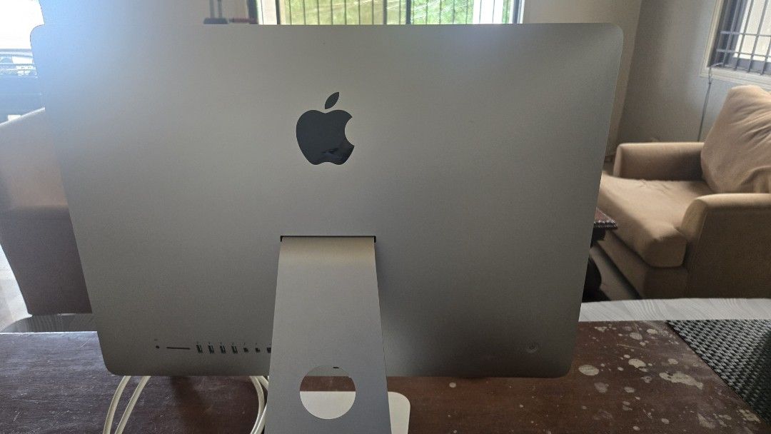 Apple iMac Desktop Computer 2015 (Category: Desktops) located in Makati City. Submitted by elle.atari (Listing ID 1441124011, Image 1). Description: - Silver Apple iMac desktop computer - Large screen, ideal for work or entertainment - Includes power cable - Ready for a new home - rfs: need money for tuition - installed windows os.