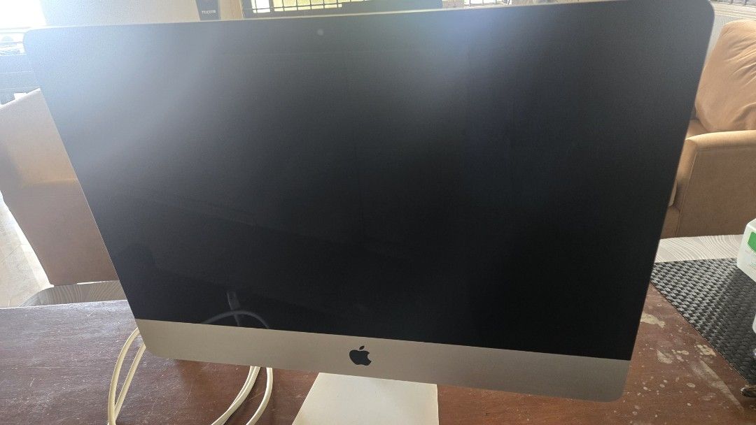 Apple iMac Desktop Computer 2015 (Category: Desktops) located in Makati City. Submitted by elle.atari (Listing ID 1441124011, Image 2). Description: - Silver Apple iMac desktop computer - Large screen, ideal for work or entertainment - Includes power cable - Ready for a new home - rfs: need money for tuition - installed windows os.