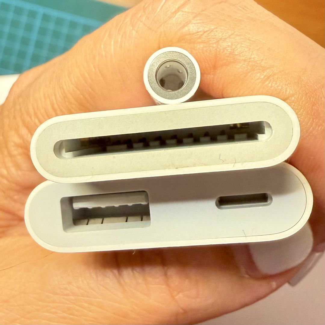 Apple Lightning Adapters469411562983280641