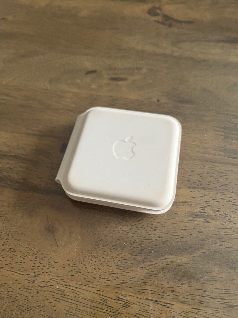Apple Magsafe Duo Charger (Category: Chargers & Cables) located in Pasay City. Submitted by thejunkclosetph (Listing ID 1440951727, Image 3). Description: Preloved Apple Magsafe Duo Not used anymore Can charge both iPhone and Apple Watch.