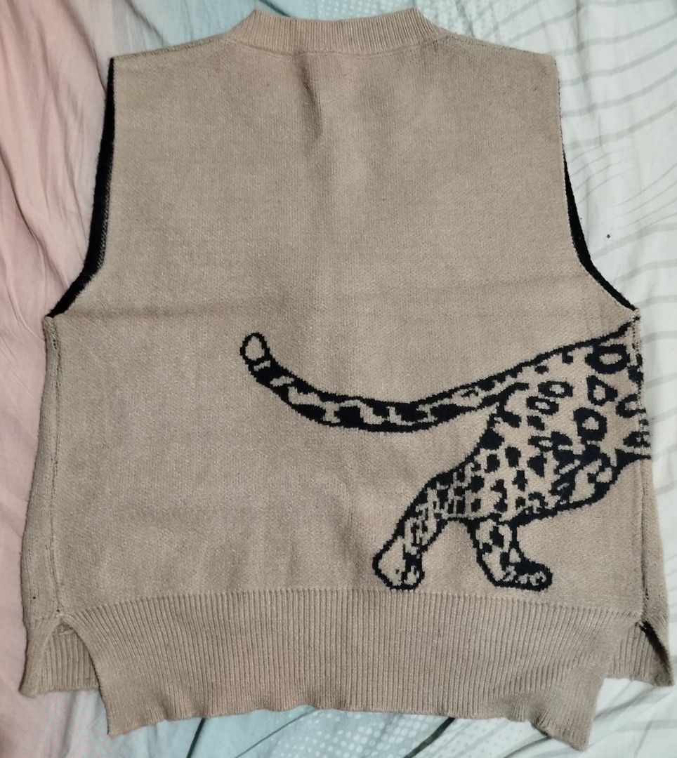 Beige Knit Sweater Vest with Leopard Print (Category: Sleeveless) located in Caloocan City. Submitted by sunrizel (Listing ID 1440986181, Image 2). Description: Cool beige knit vest with a fun leopard print on the front and tail on the back. Crew neck, sleeveless, with side slits for a comfy, relaxed fit. Perfect for layering! 🧾 Maya or bank transfer (Gotyme) 📦 ships from North Caloocan .