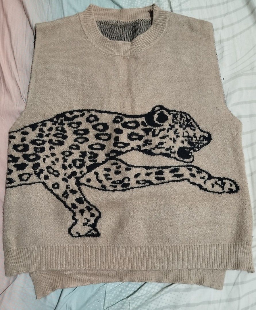 Beige Knit Sweater Vest with Leopard Print (Category: Sleeveless) located in Caloocan City. Submitted by sunrizel (Listing ID 1440986181, Image 1). Description: Cool beige knit vest with a fun leopard print on the front and tail on the back. Crew neck, sleeveless, with side slits for a comfy, relaxed fit. Perfect for layering! 🧾 Maya or bank transfer (Gotyme) 📦 ships from North Caloocan .