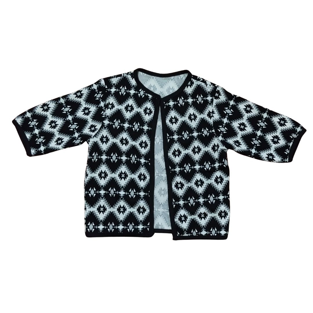Black and White Geometric Pattern Cardigan | Medium to Large (Category: Coats, Jackets and Outerwear) located in Manila. Submitted by ubes_corner (Listing ID 1441018195, Image 1). Description: - Cute black and white cardigan - All-over geometric pattern - Open front style - Ideal for layering.