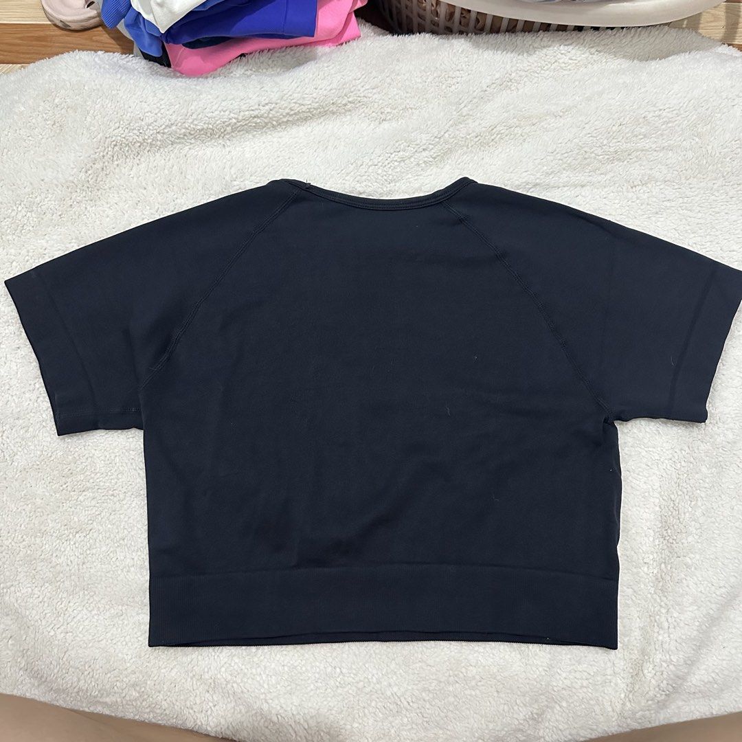 Black Cropped T-shirt Size L (Category: Shirts) located in Navotas City. Submitted by notishi (Listing ID 1441034914, Image 2). Description: - Black cropped t-shirt - Short sleeves with raglan design - Ribbed hem - Made from 90% polyamide, 10% elastane - Comfortable and stretchy material - Ideal for workouts or casual wear.