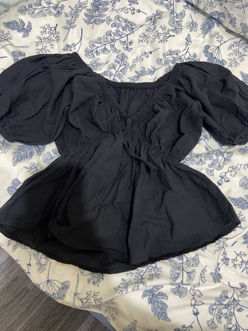 Black Puff Sleeve Square Neck Peplum Top (Category: Blouses) located in Caloocan City. Submitted by anneoyinggg (Listing ID 1441081056, Image 1). Description: - Cute black top - Puff sleeves Xs-small.