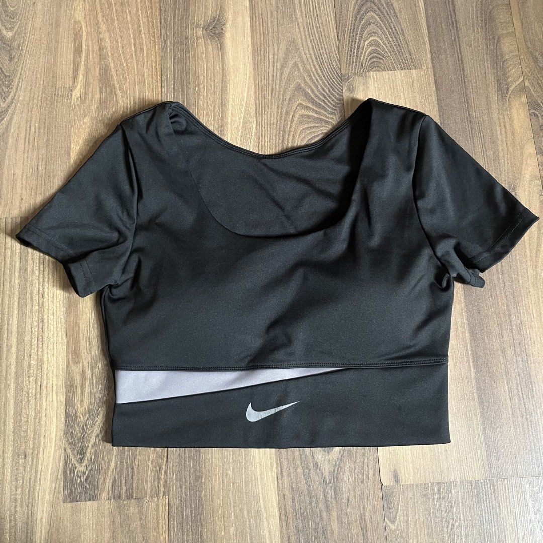 Black Sports Bra with Pads (Category: Activewear) located in Antipolo. Submitted by etoiles_ (Listing ID 1441046884, Image 1). Description: built in pads .