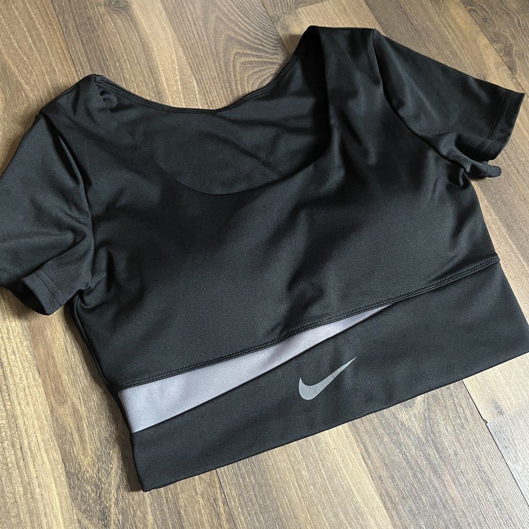 Black Sports Bra with Pads (Category: Activewear) located in Antipolo. Submitted by etoiles_ (Listing ID 1441046884, Image 2). Description: built in pads .