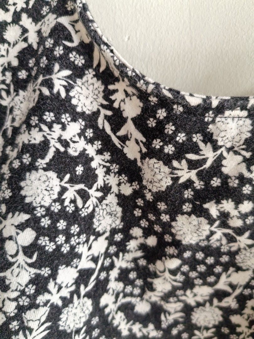 Black White Floral Print Crop Top Tank (Category: Sleeveless) located in Taguig. Submitted by iggysclutter (Listing ID 1440997549, Image 3). Description: - Cute black and white floral print - Tank style with wide straps - Soft and comfortable fabric - Versatile for layering or wearing on its own - Pairs well with high-waisted shorts or jeans.