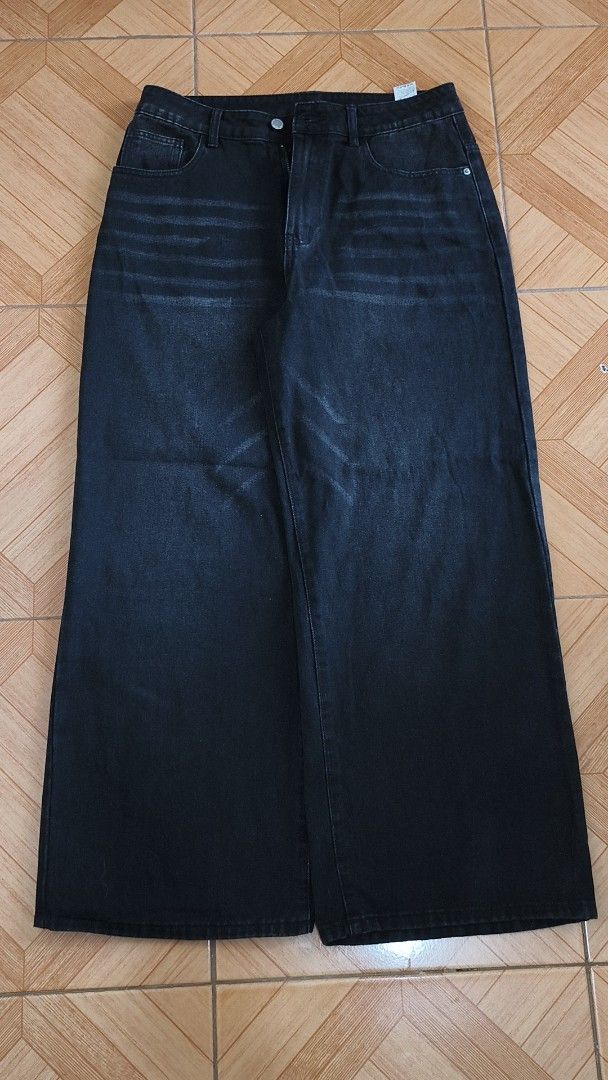 Black Wide Leg Denim Jeans (Category: Jeans) located in Manila. Submitted by chaddiee (Listing ID 1440997781, Image 1). Description: - Black wide leg jeans Preloved item in good condition. Still wearable and perfect for casual outfits. 📏 Size: Length - 41 inch Waist - 34 inch ✔ Good condition ✔ No major flaws (unless stated) 📌 First to mine basis 📌 Payment first (GCash) 🚚 Shipping / pickup available DM for more details 📩.