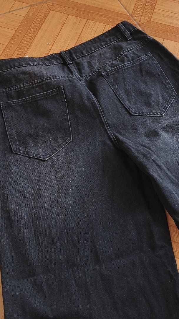 Black Wide Leg Denim Jeans (Category: Jeans) located in Manila. Submitted by chaddiee (Listing ID 1440997781, Image 3). Description: - Black wide leg jeans Preloved item in good condition. Still wearable and perfect for casual outfits. 📏 Size: Length - 41 inch Waist - 34 inch ✔ Good condition ✔ No major flaws (unless stated) 📌 First to mine basis 📌 Payment first (GCash) 🚚 Shipping / pickup available DM for more details 📩.