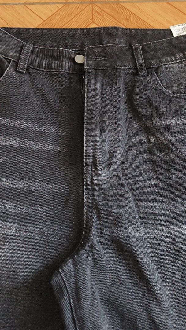Black Wide Leg Denim Jeans (Category: Jeans) located in Manila. Submitted by chaddiee (Listing ID 1440997781, Image 2). Description: - Black wide leg jeans Preloved item in good condition. Still wearable and perfect for casual outfits. 📏 Size: Length - 41 inch Waist - 34 inch ✔ Good condition ✔ No major flaws (unless stated) 📌 First to mine basis 📌 Payment first (GCash) 🚚 Shipping / pickup available DM for more details 📩.