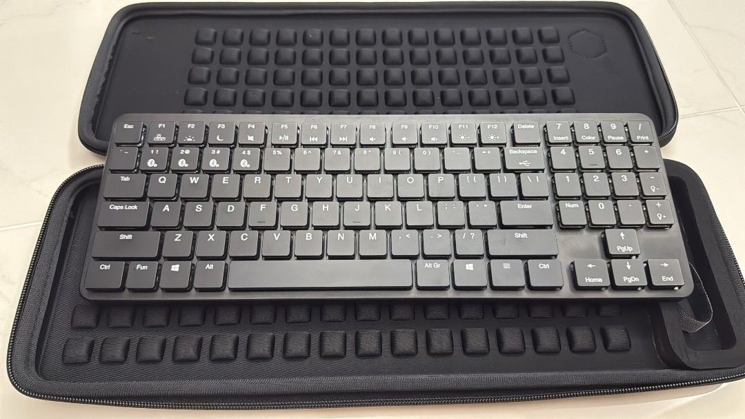 Black Wireless Keyboard with Case469398011343677440
