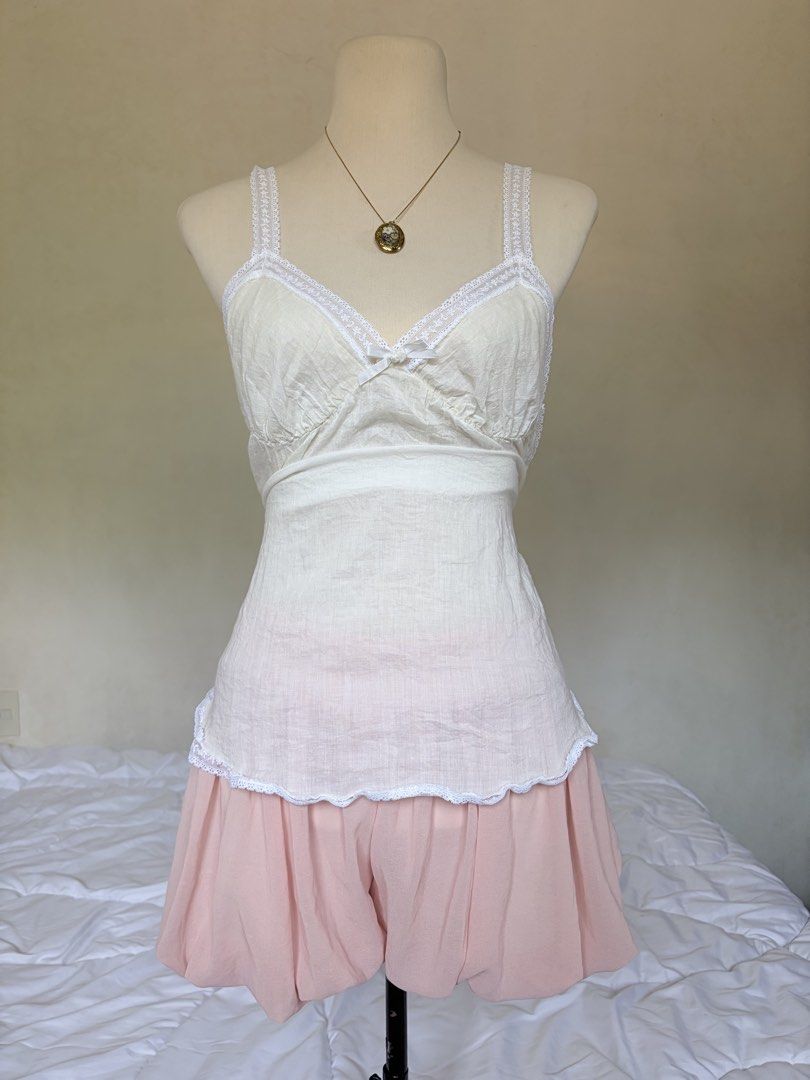 blush pink bubble mini skort short skirt (Category: Shorts) located in Bambang. Submitted by gigisells_ (Listing ID 1441031983, Image 2). Description: size 27-33.