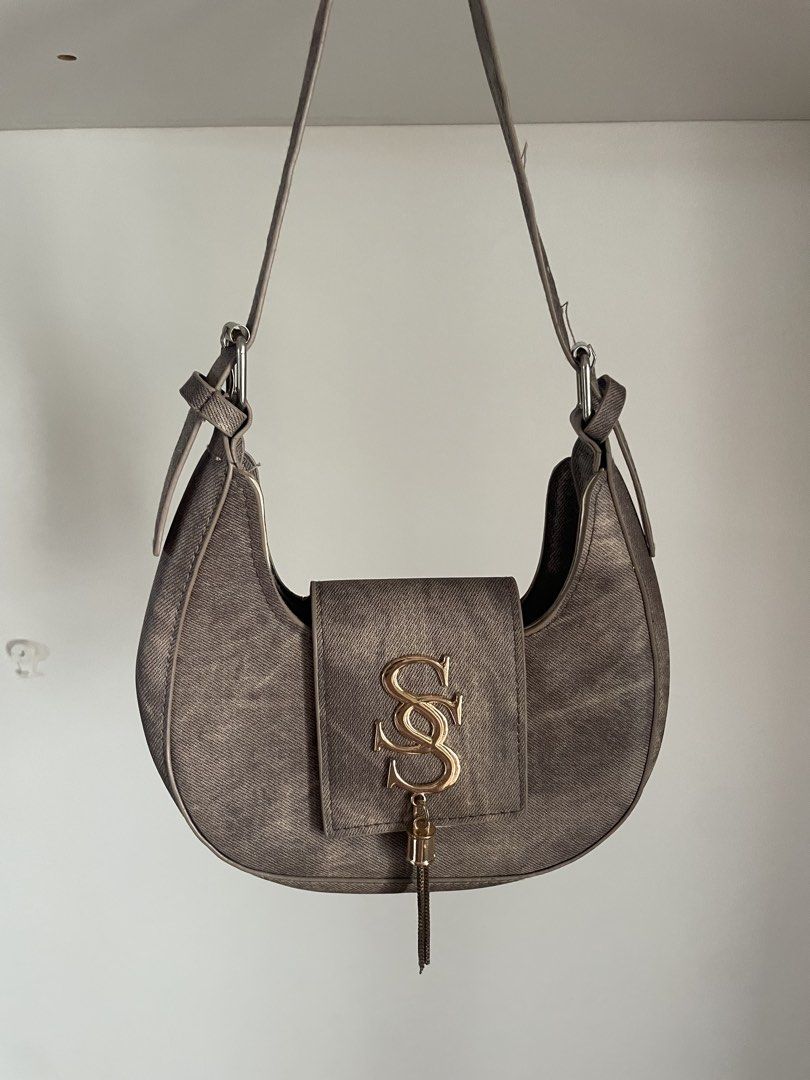 Brown Y2K inspired shoulder bag (Category: Shoulder Bags) located in Binan City. Submitted by missing1naction (Listing ID 1440700719, Image 1). Description: .