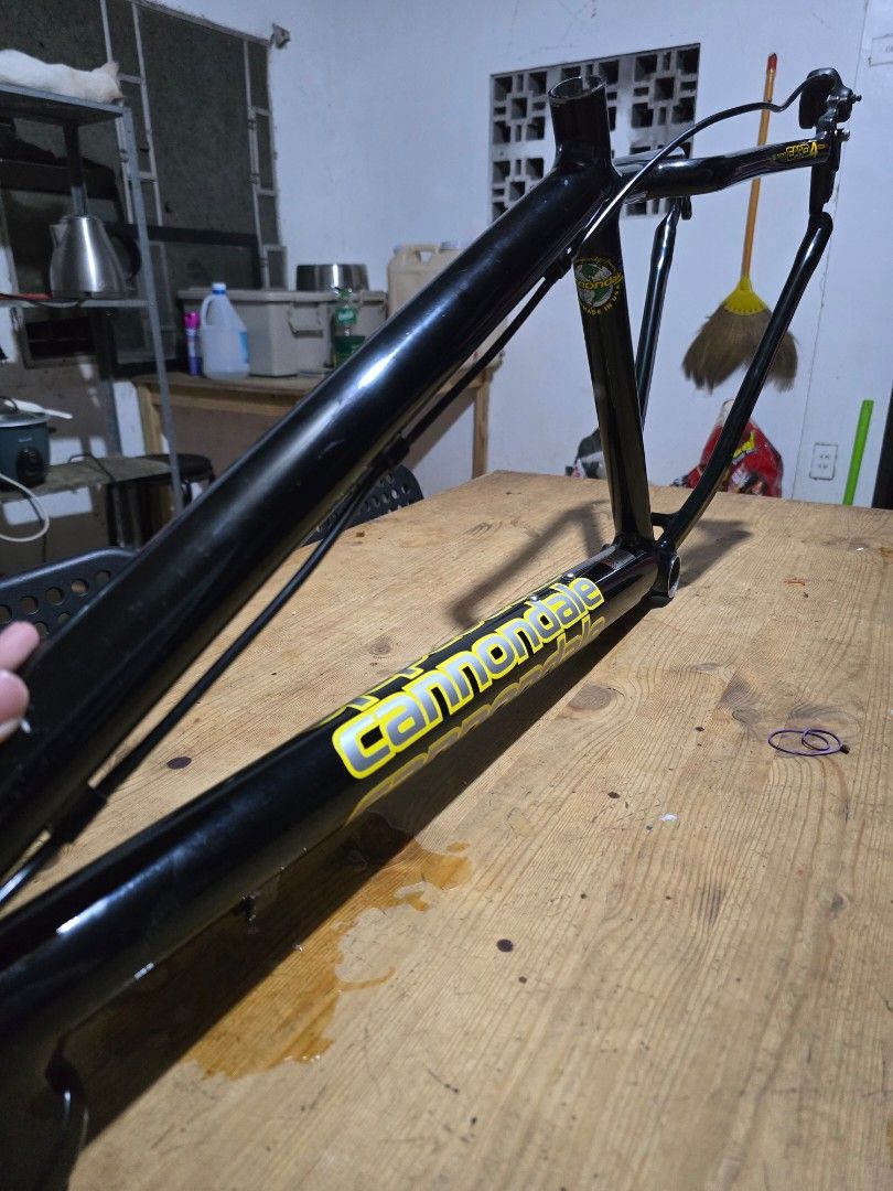 Cannondale F900SX Frame (Category: Bicycles) located in Manila. Submitted by nathanielj87566 (Listing ID 1440986783, Image 1). Description: Cannondale f900sx Frame small size 40st 55tt Smooth as fck CODA Hydraulic Disc Breaks Imus area can lalamove .