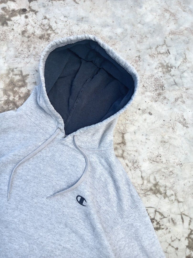 CHAMPION PULL OVER HODDIE (Category: Coats, Jackets and Outerwear) located in Hagonoy. Submitted by kennjoielabella (Listing ID 1440960847, Image 3). Description: Champion pull over MEDIUM on tag 22 x 26 dimes Boxy fit Fair condition 10 Color rate issue on the ribbing see at the last pic.