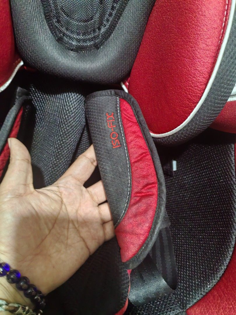 Child Car Seat (Category: Car Seats) located in Cebu City. Submitted by dudes_villanueva (Listing ID 1440951318, Image 3). Description: Child Car Seat - Combi Neroom ISOFIX car seat. Like New 📌 Features a vibrant red and black design with 360-degree rotation capabilities. 📌 Sold as is. In excellent condition..