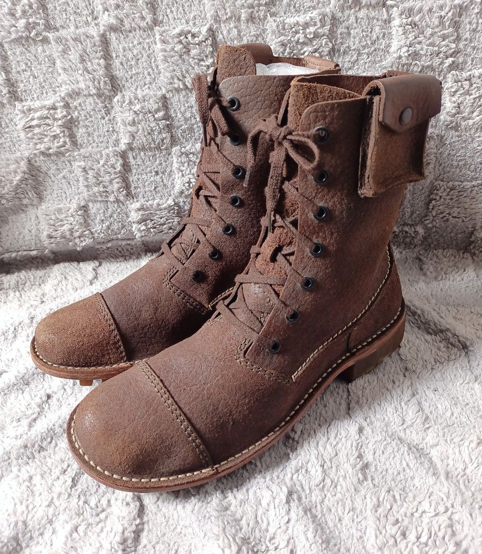 Clarks military boots (Category: Boots) located in Asingan. Submitted by arnelpalaris8 (Listing ID 1441108746, Image 1). Description: Clarks original mid calf leather combat boots With side ankle pouches (Sample pair) Size 8 on Tag 8.5-9 fit Excellent condition No heel drags 📌Ankle Pouches:➡️Attached to the top collar of the outer shafts, offering a unique utility aesthetic similar to tactical or military field gear. 📌Mixed Textures:➡️Features 