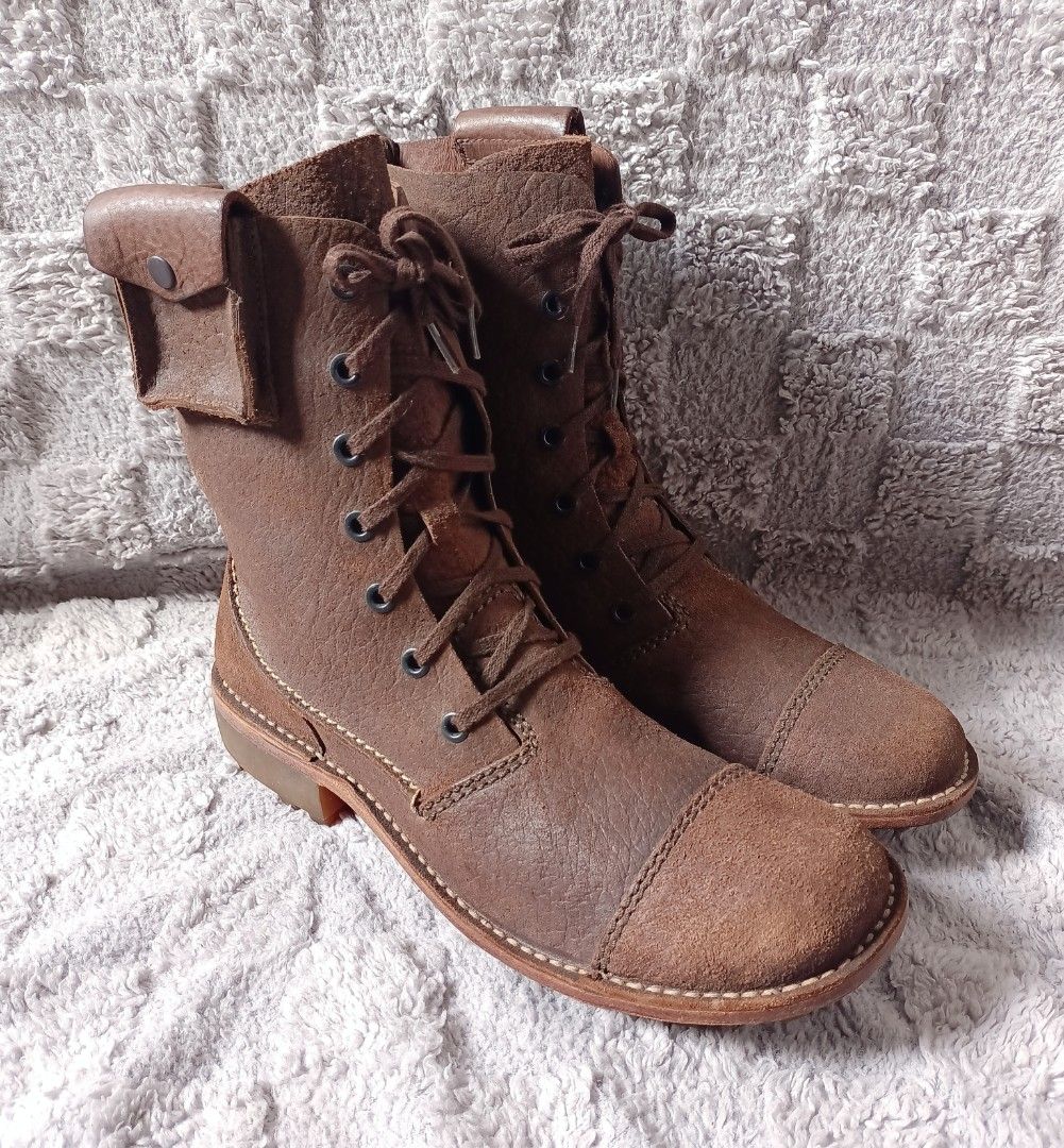 Clarks military boots (Category: Boots) located in Asingan. Submitted by arnelpalaris8 (Listing ID 1441108746, Image 2). Description: Clarks original mid calf leather combat boots With side ankle pouches (Sample pair) Size 8 on Tag 8.5-9 fit Excellent condition No heel drags 📌Ankle Pouches:➡️Attached to the top collar of the outer shafts, offering a unique utility aesthetic similar to tactical or military field gear. 📌Mixed Textures:➡️Features 