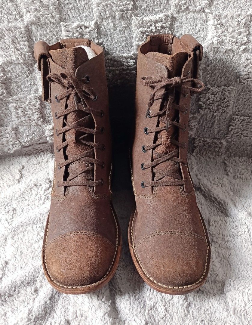 Clarks military boots (Category: Boots) located in Asingan. Submitted by arnelpalaris8 (Listing ID 1441108746, Image 3). Description: Clarks original mid calf leather combat boots With side ankle pouches (Sample pair) Size 8 on Tag 8.5-9 fit Excellent condition No heel drags 📌Ankle Pouches:➡️Attached to the top collar of the outer shafts, offering a unique utility aesthetic similar to tactical or military field gear. 📌Mixed Textures:➡️Features 