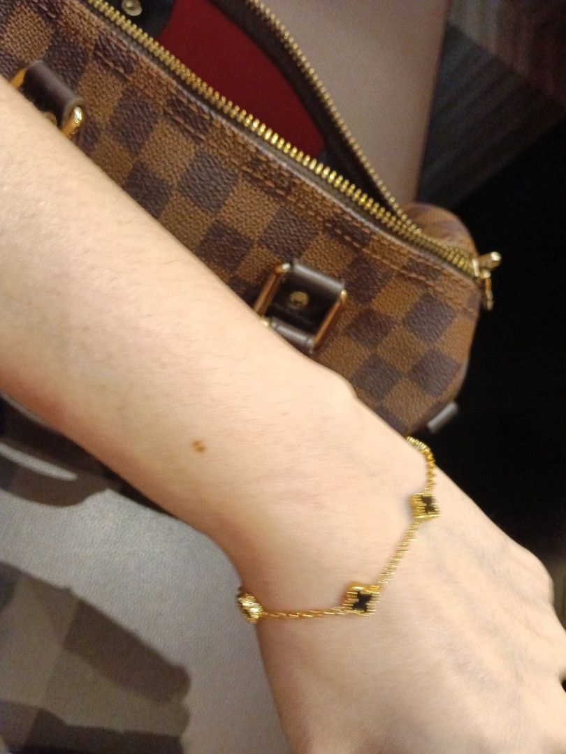 Clover bracelet (Category: Bracelets) located in Singapore. Submitted by lux.88 (Listing ID 1438270155, Image 3). Description: nice piece. I'm wearing one too.