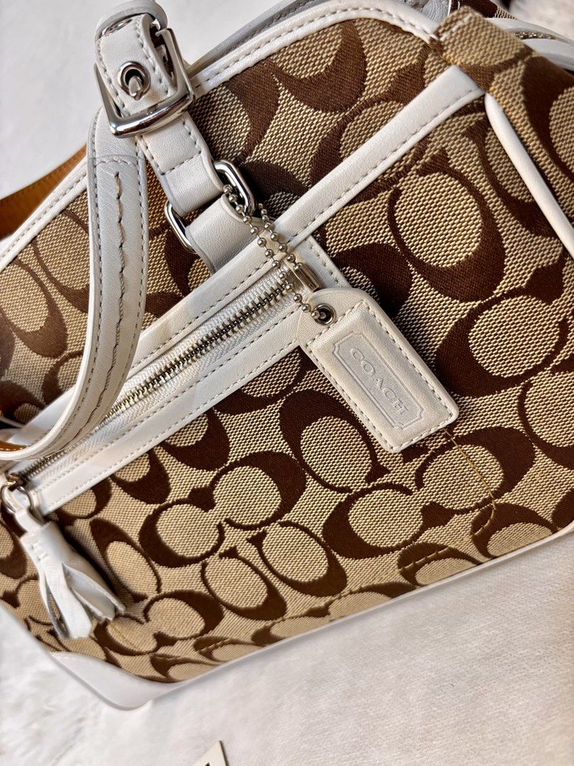 Coach Hamptons Signature Satchel Bag (Category: Luxury Bags & Wallets) located in Muntinlupa City. Submitted by yangchic (Listing ID 1441017119, Image 3). Description: ✔️💯% Authentic Item ✔️💯% Looks Like New Condition ✔️with care card ▫️message for more info and details.