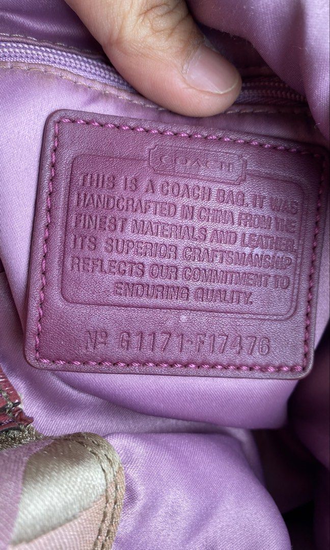 Coach hobo bag (Category: Luxury Bags & Wallets) located in Dumanjug. Submitted by avegailbal20275 (Listing ID 1372915332, Image 3). Description: Used coach hobo bag in excellent condition, medium size may flaws Sa rubber lining..
