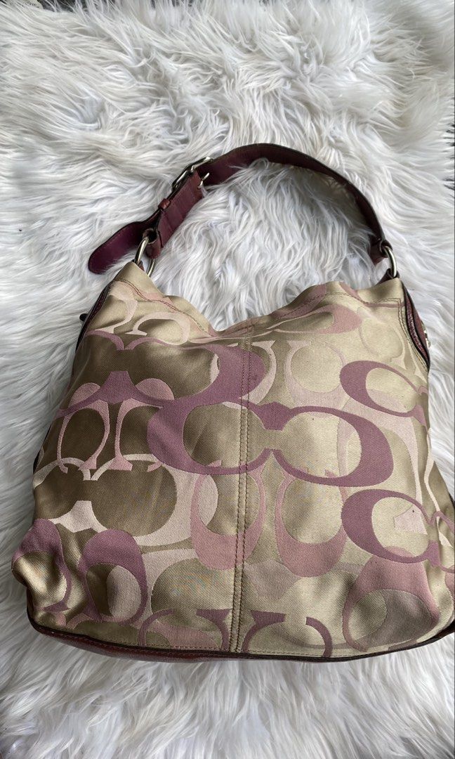 Coach hobo bag (Category: Luxury Bags & Wallets) located in Dumanjug. Submitted by avegailbal20275 (Listing ID 1372915332, Image 1). Description: Used coach hobo bag in excellent condition, medium size may flaws Sa rubber lining..