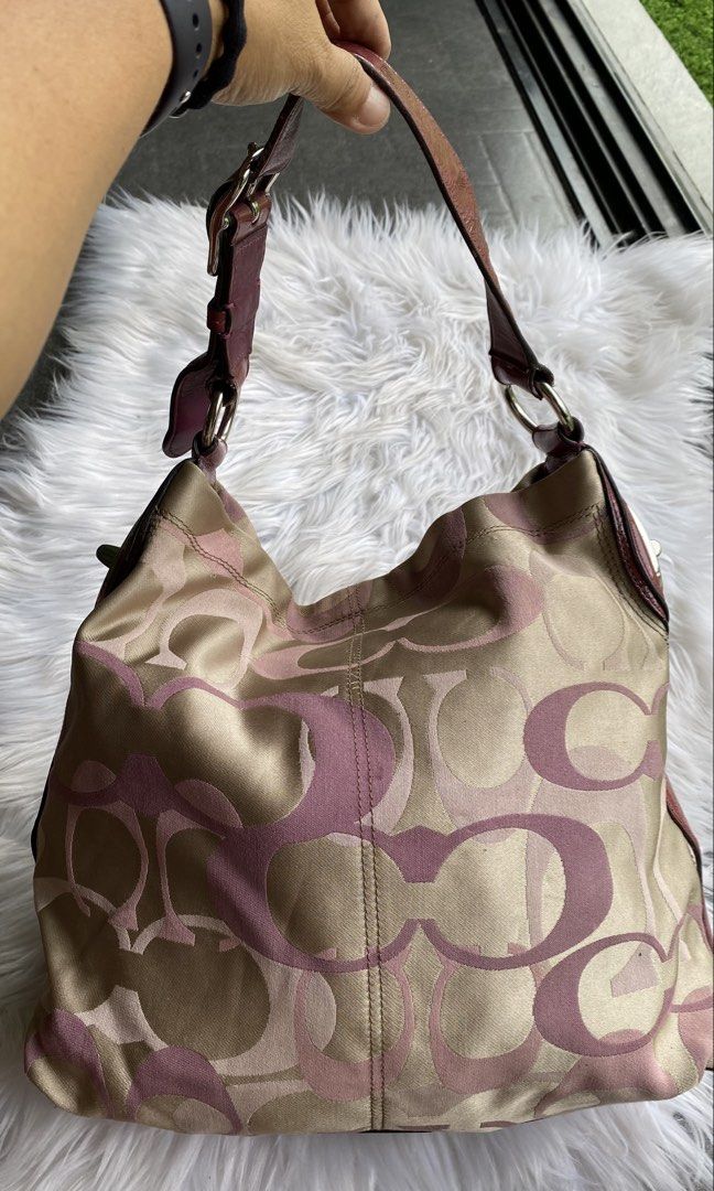 Coach hobo bag (Category: Luxury Bags & Wallets) located in Dumanjug. Submitted by avegailbal20275 (Listing ID 1372915332, Image 2). Description: Used coach hobo bag in excellent condition, medium size may flaws Sa rubber lining..