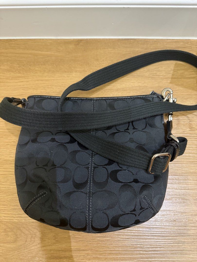 Coach Signature Crossbody (Category: Cross-body Bags) located in Taguig. Submitted by slay.ph (Listing ID 1441013763, Image 2). Description: 100% Original .