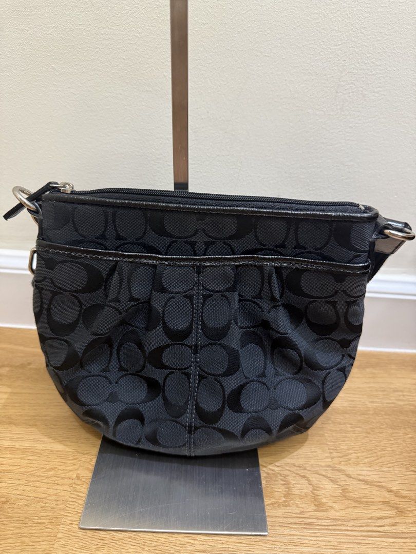 Coach Signature Crossbody (Category: Cross-body Bags) located in Taguig. Submitted by slay.ph (Listing ID 1441013763, Image 1). Description: 100% Original .