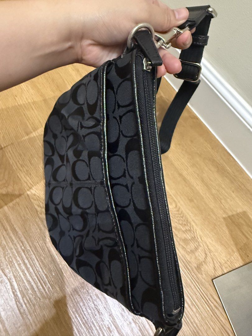 Coach Signature Crossbody (Category: Cross-body Bags) located in Taguig. Submitted by slay.ph (Listing ID 1441013763, Image 3). Description: 100% Original .