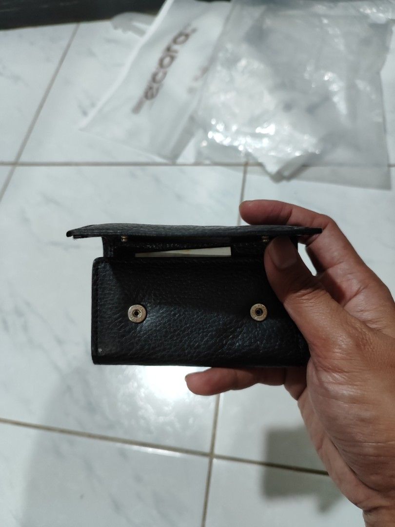 Columbia Black Leather Key Holder (Category: Wallets & Card holders) located in Taguig. Submitted by joe_dgreat (Listing ID 1441057691, Image 2). Description: - Genuine black leather key holder - Features 4 key hooks - Includes a small inner compartment.