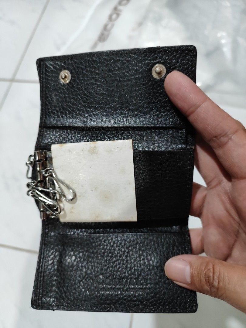 Columbia Black Leather Key Holder (Category: Wallets & Card holders) located in Taguig. Submitted by joe_dgreat (Listing ID 1441057691, Image 1). Description: - Genuine black leather key holder - Features 4 key hooks - Includes a small inner compartment.