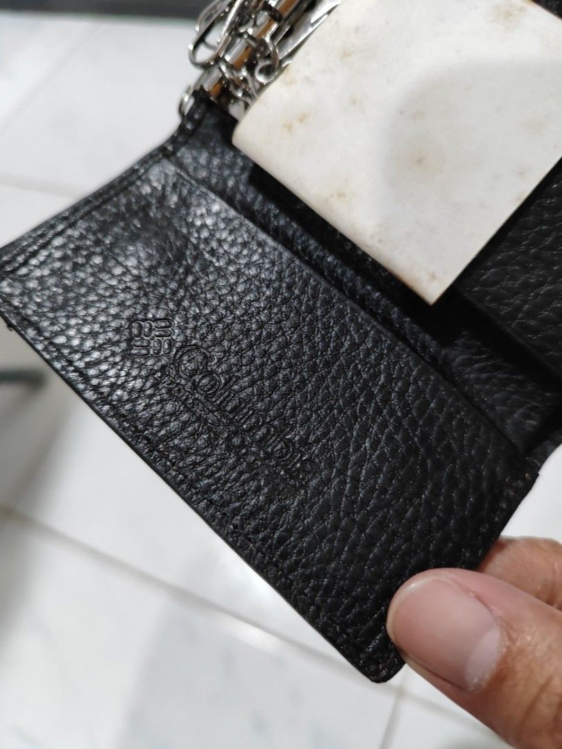 Columbia Black Leather Key Holder (Category: Wallets & Card holders) located in Taguig. Submitted by joe_dgreat (Listing ID 1441057691, Image 3). Description: - Genuine black leather key holder - Features 4 key hooks - Includes a small inner compartment.