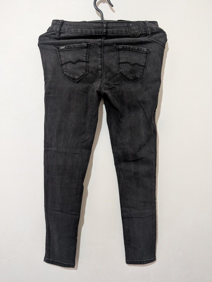 Crizza Denim Skinny Black Jeans (Category: Jeans) located in Batangas. Submitted by psmingming (Listing ID 1441113997, Image 2). Description: Size 27 ☺️.