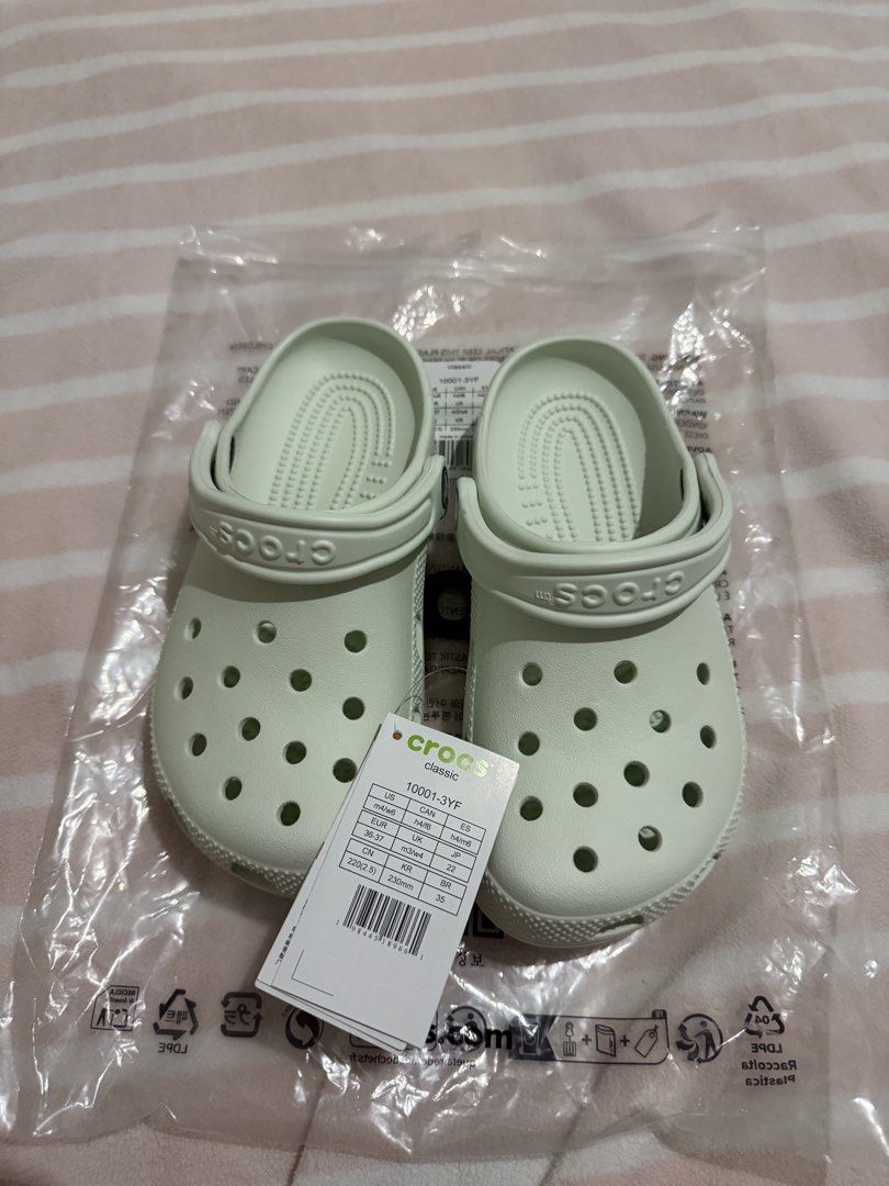 Crocs Classic Clog in Mint Tint M4W6 (Category: Sandals) located in Paranaque City. Submitted by lovelea (Listing ID 1441075333, Image 2). Description: Completely new! With tag and Crocs eco bag. Size 6 in Women and 4 in Men Rfs: extra crocs; decluttering Loc: Parañaque .