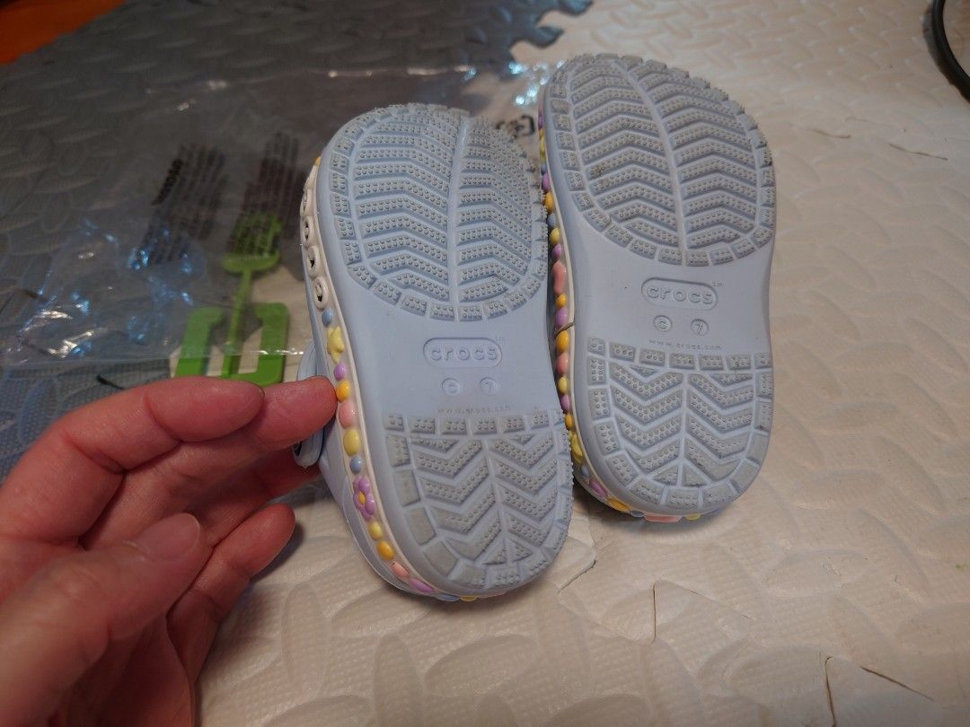 Crocs kid size7 （分類：嬰兒及小童流行時尚）位於 Hong Kong。 由 asair1982 提交（商品編號 1441055708，圖片 2）。簡介： 童鞋尺寸7號，適合腳長13-14cm開始穿。 少穿，新舊如圖。 我怕洗舊洗壞，請買家自行清潔。。
