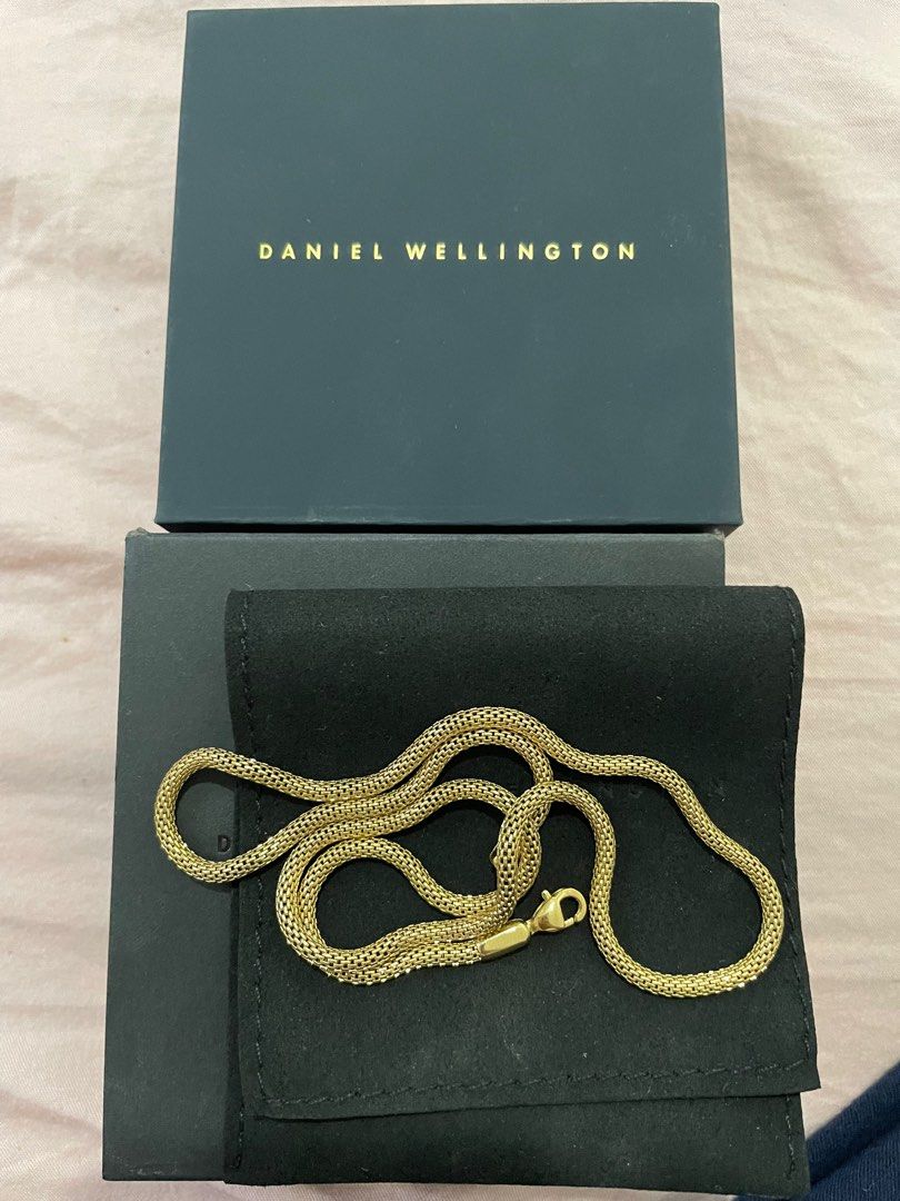 Daniel Wellington Mesh Necklace Gold (Category: Necklaces) located in Imus. Submitted by daaayan123 (Listing ID 1441147467, Image 1). Description: .