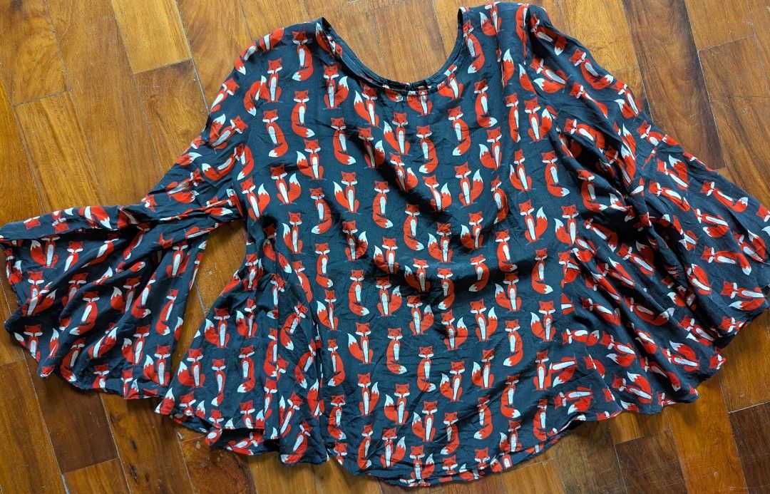 DARK BLUE BELL SLEEVE TOP FOX PRINT SEMI-SHEER FABRIC MANIPIS (Category: Blouses) located in La Trinidad. Submitted by beadtales (Listing ID 1441081840, Image 2). Description: - Adorable dark blue top with a playful red and white fox print. - Features trendy bell sleeves for a stylish touch. - Lightweight and flowy fabric, ideal for casual wear. - Approximate measurements: Chest 20 inches, Length 25 inches. 🌌 Aʟᴡᴀʏꜱ ʀᴇᴀᴅ 𝐂𝐚𝐫𝐞 𝐋𝐚𝐛𝐞𝐥/𝐖𝐚