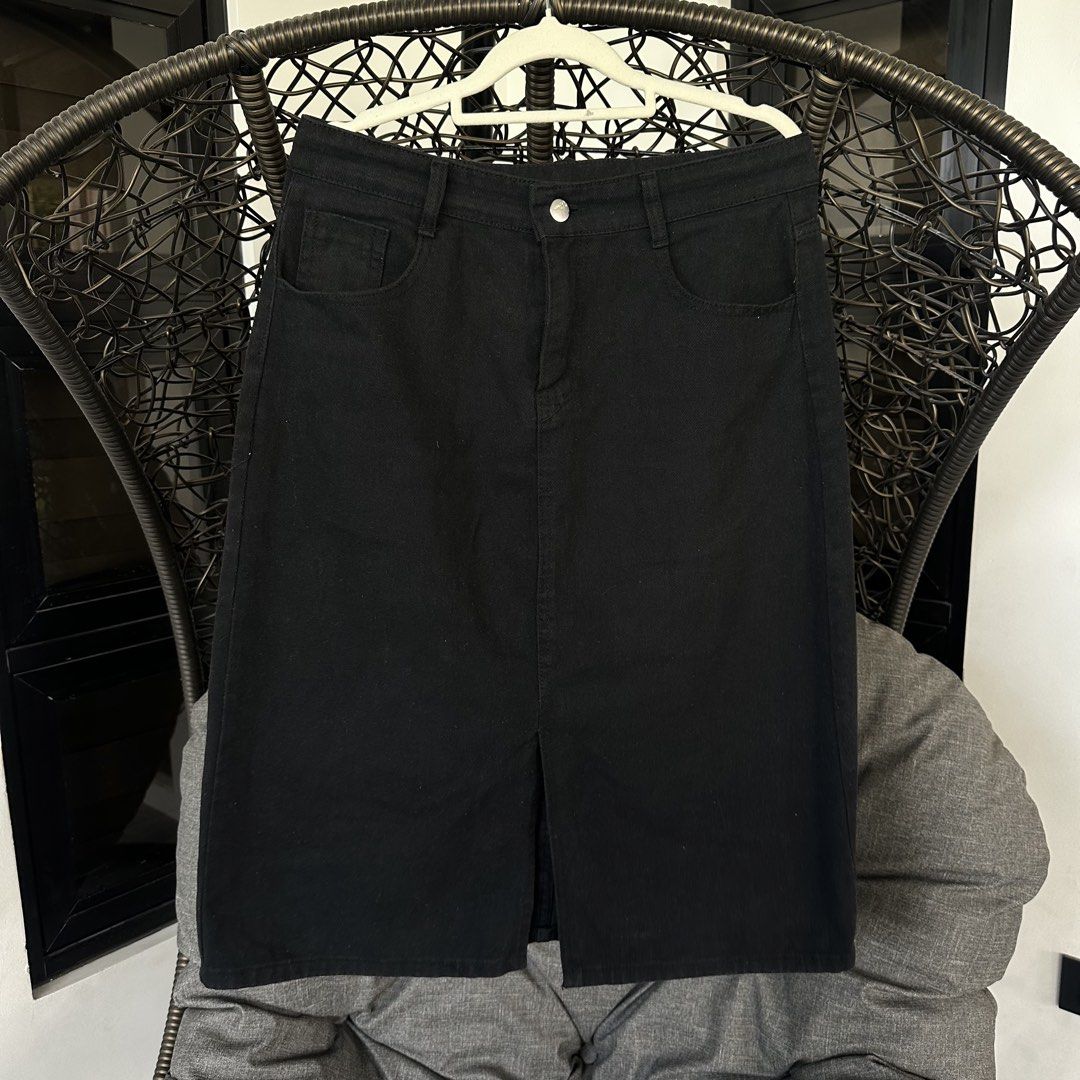 Denim Long Skirt (Category: Skirts) located in San Fernando. Submitted by keepitcozy (Listing ID 1441105358, Image 1). Description: Size XL - 31-32 waistline .