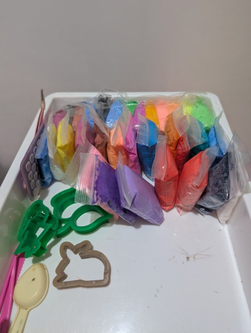 DIY Air-Dry Clay Set with Tools (Category: Craft Supplies & Tools) located in Batangas. Submitted by psmingming (Listing ID 1441110356, Image 1). Description: Everything on the tray is included ☺️, few clays have dried out but not completely.