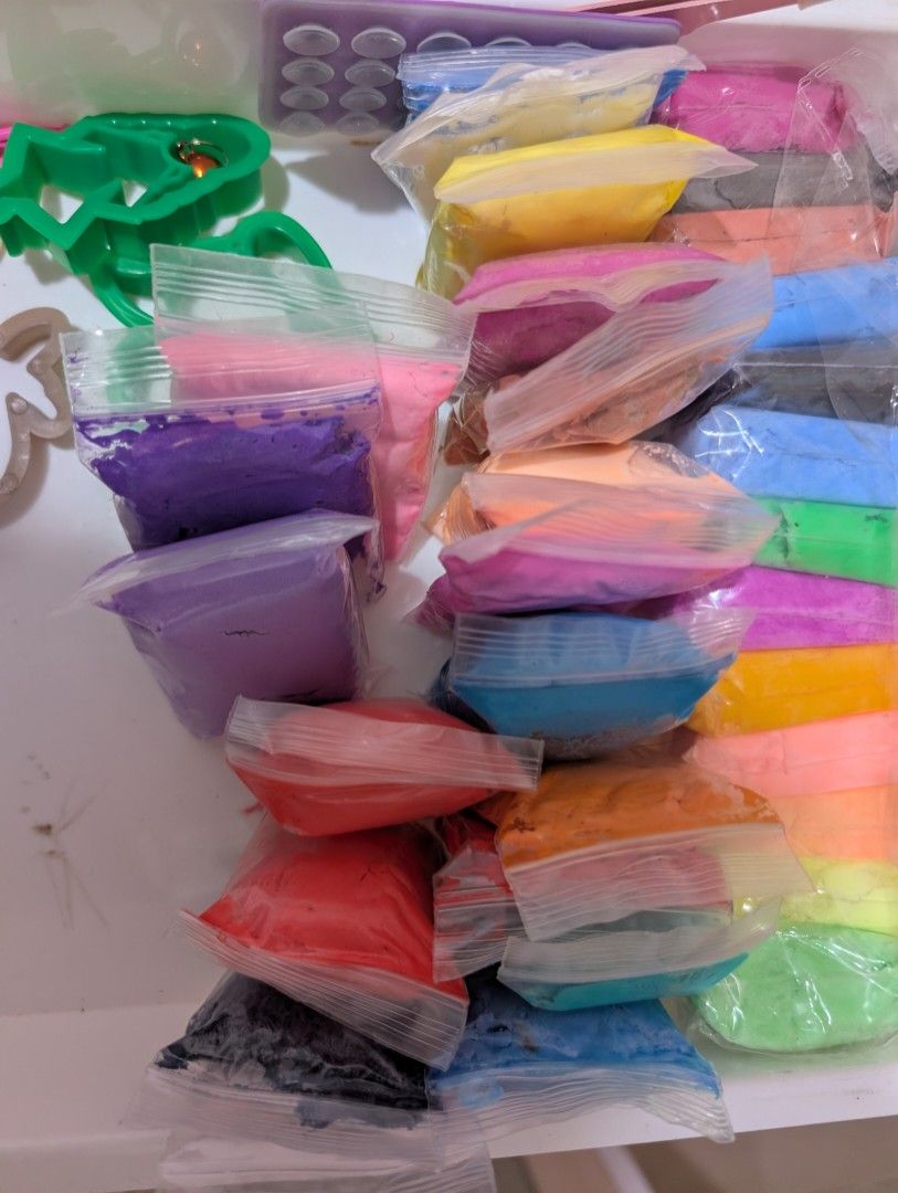 DIY Air-Dry Clay Set with Tools (Category: Craft Supplies & Tools) located in Batangas. Submitted by psmingming (Listing ID 1441110356, Image 2). Description: Everything on the tray is included ☺️, few clays have dried out but not completely.