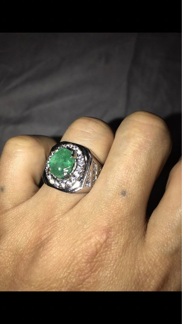 Emerald ring (Category: Rings) located in Singapore. Submitted by buddhadiamond81 (Listing ID 1441092801, Image 2). Description: .