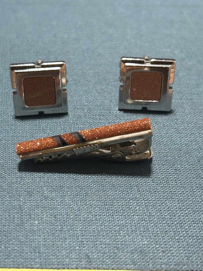 features vintage goldstone cufflinks and a matching tie bar from the mid-century era (Category: Cuff Links) located in Angeles City. Submitted by zyeplustradings (Listing ID 1440997530, Image 1). Description: features vintage goldstone cufflinks and a matching tie bar from the mid-century era .