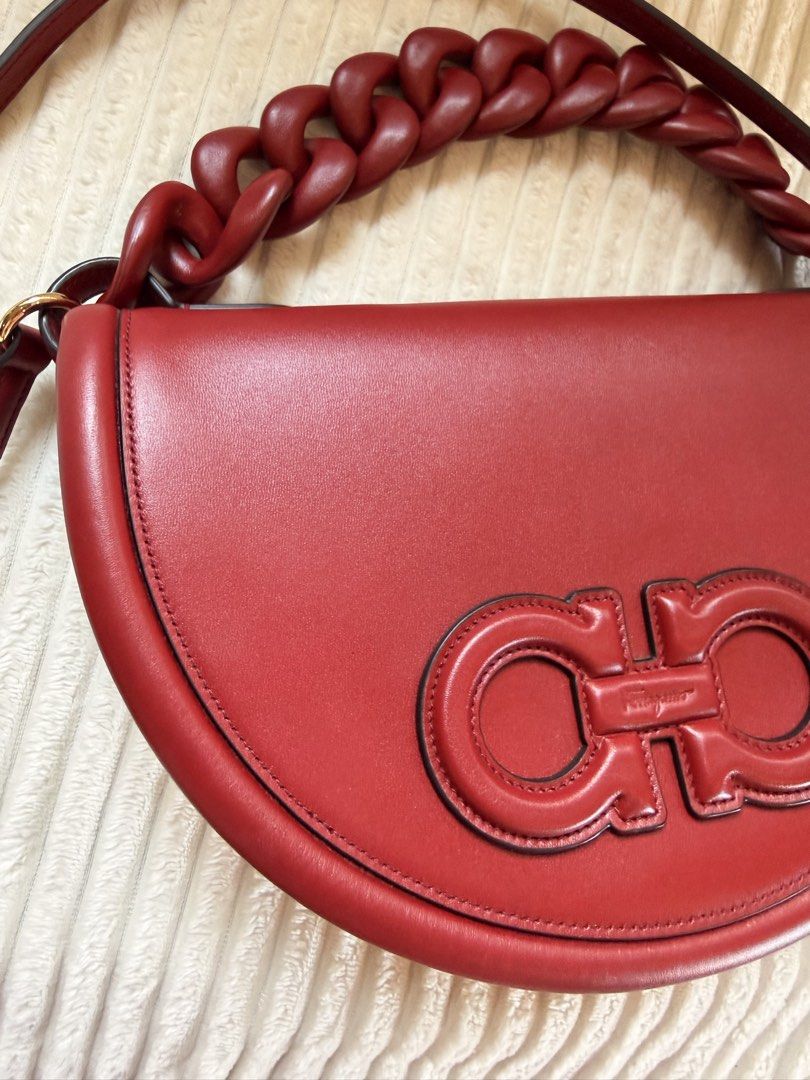Ferragamo Aura Chain Linked 3 way bag (Category: Luxury Bags & Wallets) located in Cainta. Submitted by dfinds_online (Listing ID 1440995843, Image 3). Description: BOUGHT HERE IN PH W/ ACTUAL TAG FERRAGAMO AURA CHAIN-LINKED 3way bag👌🏻 RANK A (minimal to unnoticeable flaw) ✨ Such a unique and rare sale ❤️❤️❤️ ‼️Tag price ₱199,0️⃣0️⃣0️⃣ ✨SELLING PRICE: ₱31,80️⃣0️⃣🔥🔥🔥 ✨ OPEN FOR LAY AWAY PLAN 👌🏻 ✨ ACTUAL ITEM POSTED ✨ ✨What you See What you 