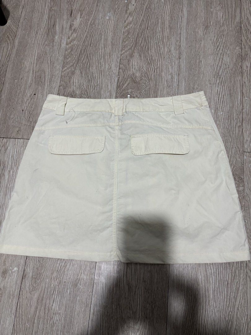 Forever 21 Cream Cargo Mini Skirt (Category: Skirts) located in Angeles City. Submitted by bella_earth (Listing ID 1441110889, Image 3). Description: - Cream colored mini skirt - Brand: Forever 21 - Size: Medium - Features: Zip-up front - Pockets: Two large cargo pockets on front, two back pockets - Style: Great for a casual look.