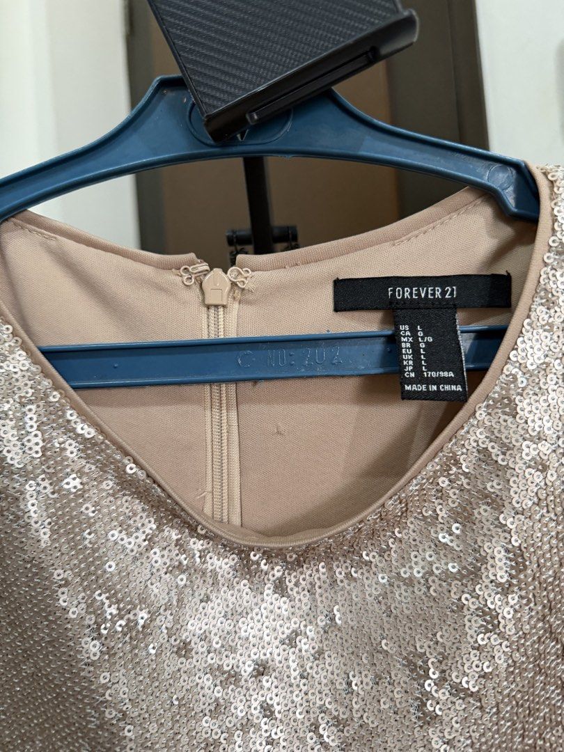Forever 21 Sequin Short Sleeve Top Size L (Category: Blouses) located in Manila. Submitted by mento.ph (Listing ID 1441035683, Image 3). Description: - Sparkly sequin top - Brand: Forever 21 - Size: L - Features: Short sleeves, round neckline, back zipper closure - Occasion: Ideal for parties or a night out - Styling: Pairs well with jeans or skirts.